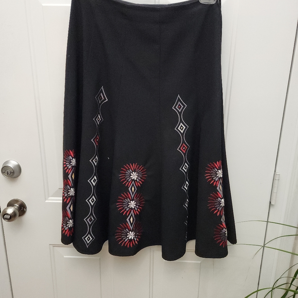 SLB Sunny Leigh Black Embroidered Floral Flare‎ Skirt Size 4